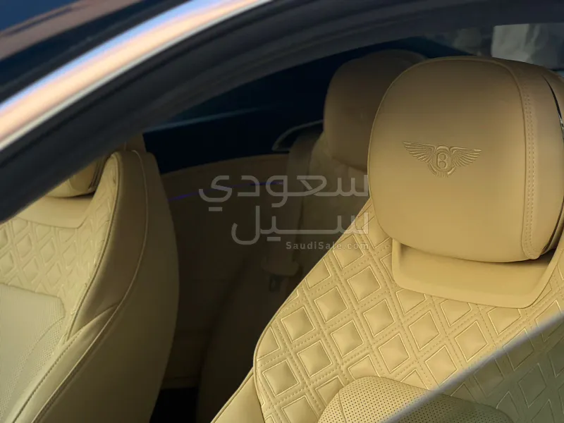 2021 بنتلي جي تي في 8