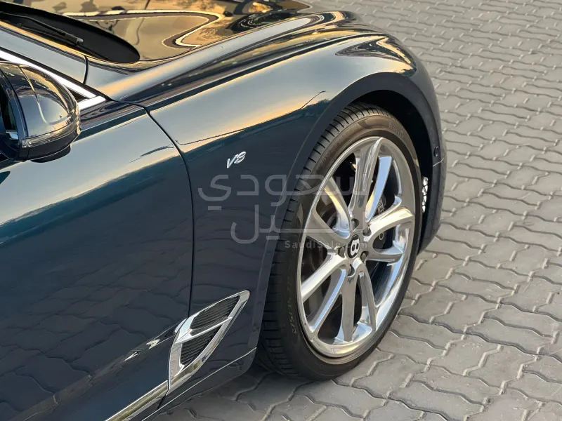 2021 بنتلي جي تي في 8