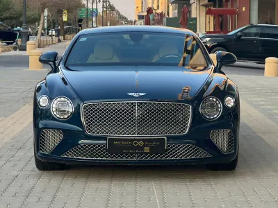 2021 بنتلي جي تي في 8