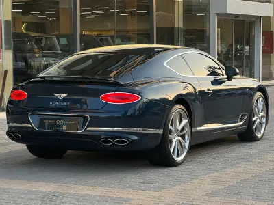 2021 بنتلي جي تي في 8
