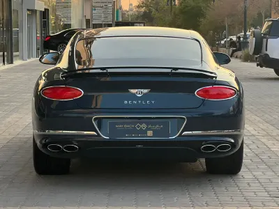 2021 بنتلي جي تي في 8