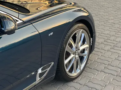 2021 بنتلي جي تي في 8