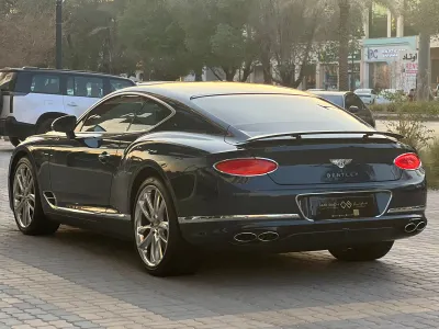 2021 بنتلي جي تي في 8