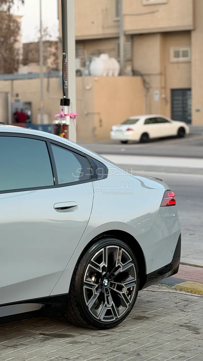 2024 بي ام دبليو الفئة الخامسة 520 أي