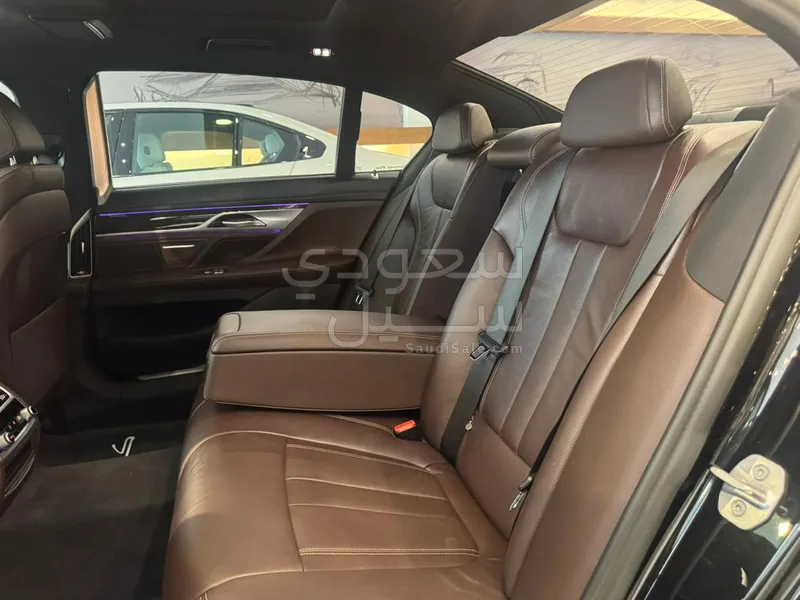 2022 بي ام دبليو الفئة السابعة 730 أي