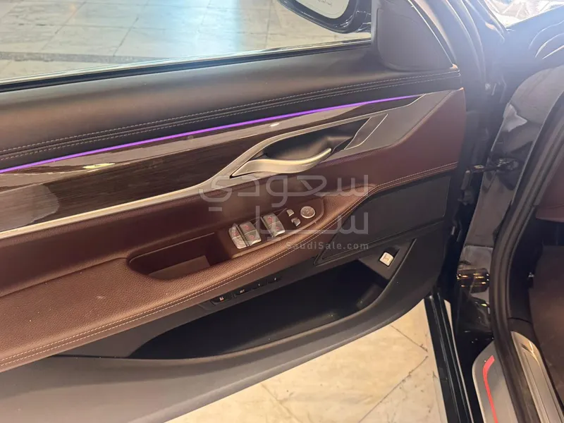 2022 بي ام دبليو الفئة السابعة 730 أي