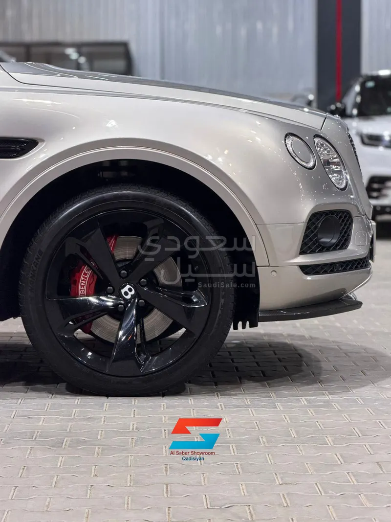 2020 بنتلي بنتايجا في 8
