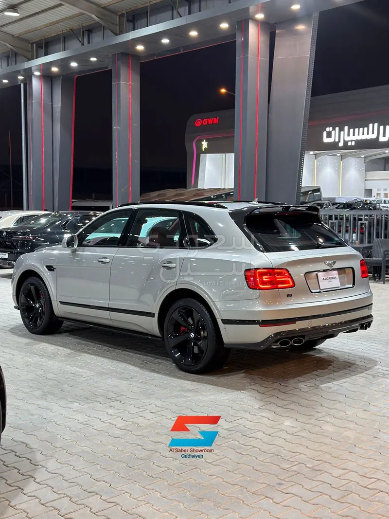 2020 بنتلي بنتايجا في 8