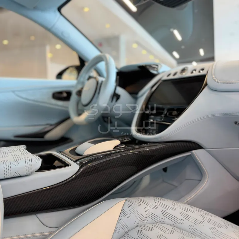 2021 استون مارتن دي بي اكس 550