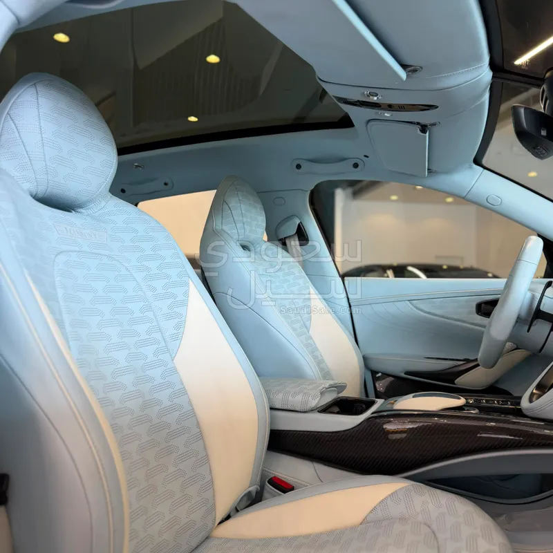 2021 استون مارتن دي بي اكس 550