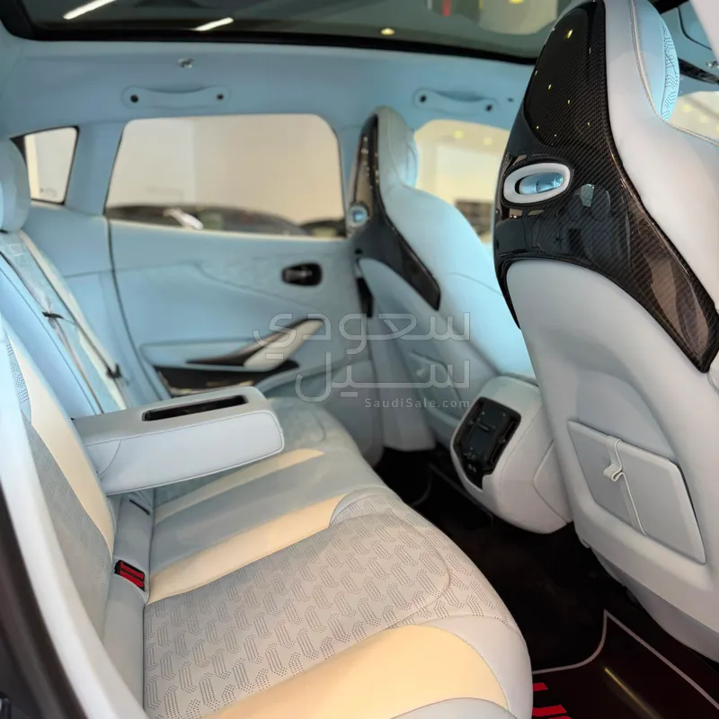 2021 استون مارتن دي بي اكس 550