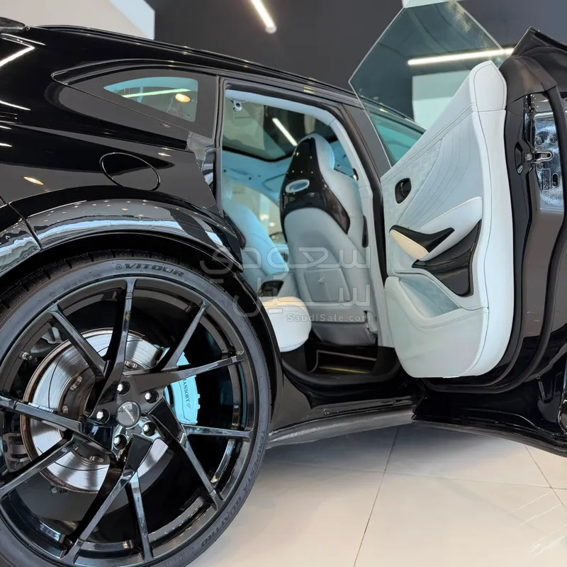2021 استون مارتن دي بي اكس 550