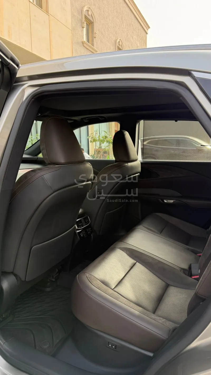 2025 لكزس أر إكس 350