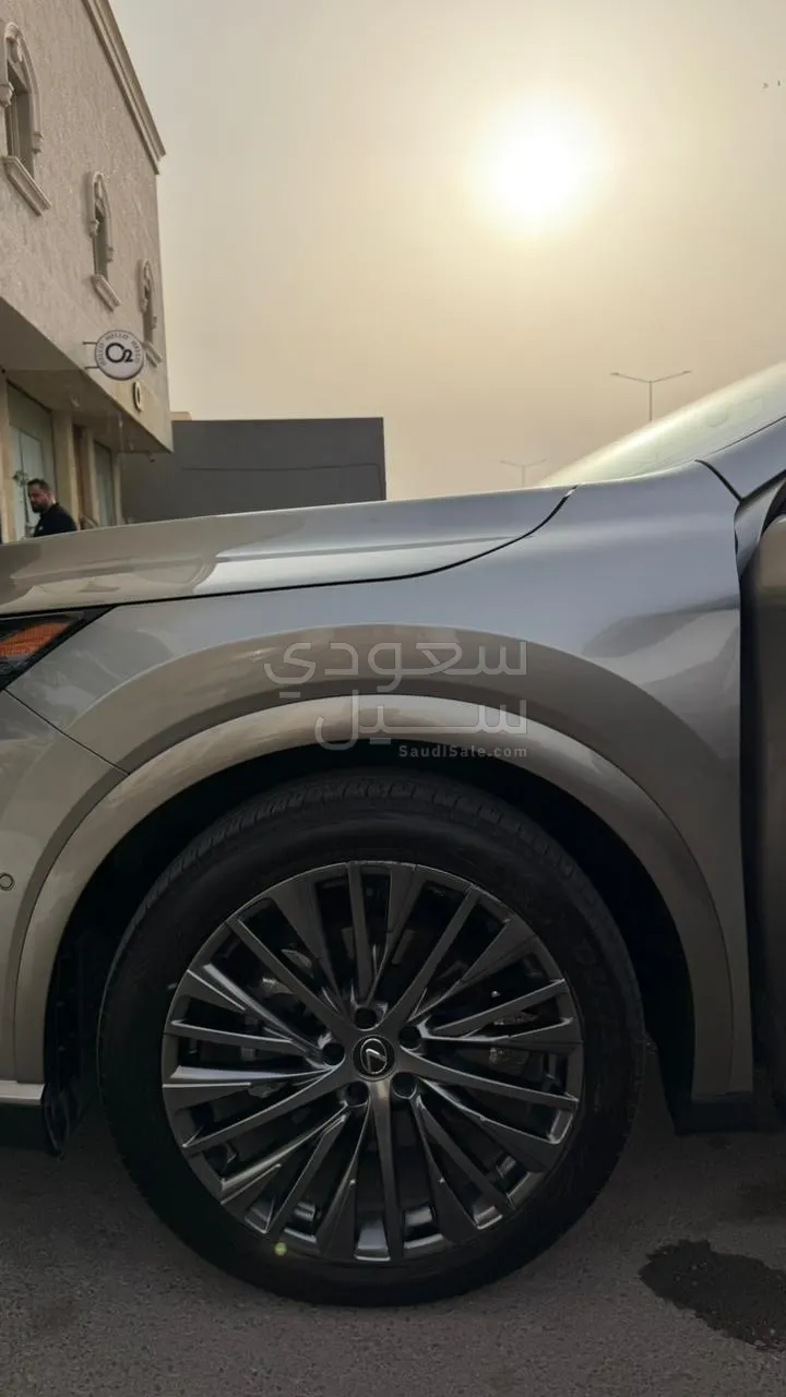 2025 لكزس أر إكس 350