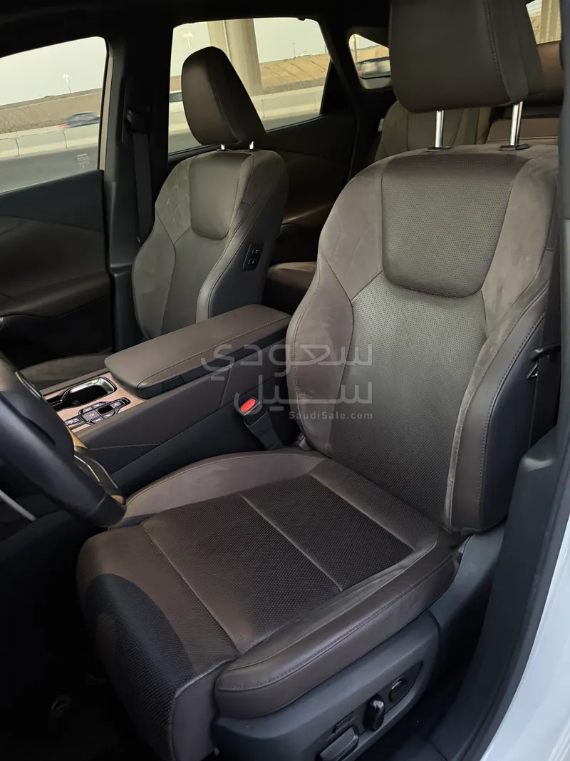 2024 لكزس أر إكس 350