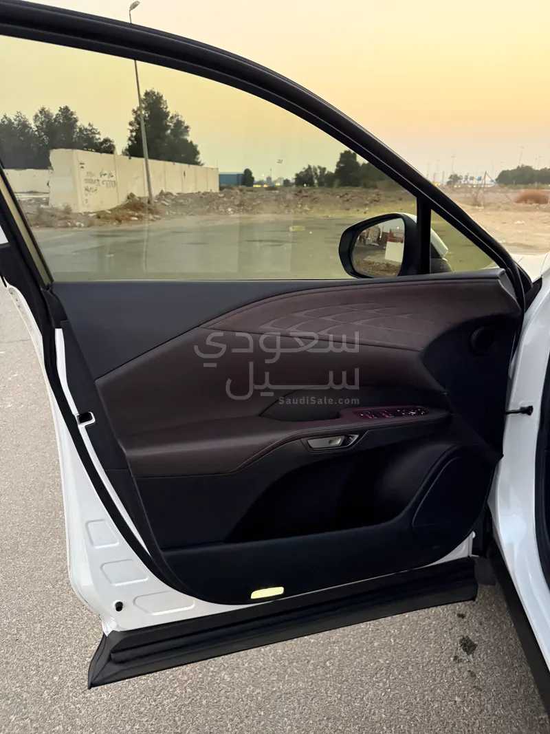 2024 لكزس أر إكس 350