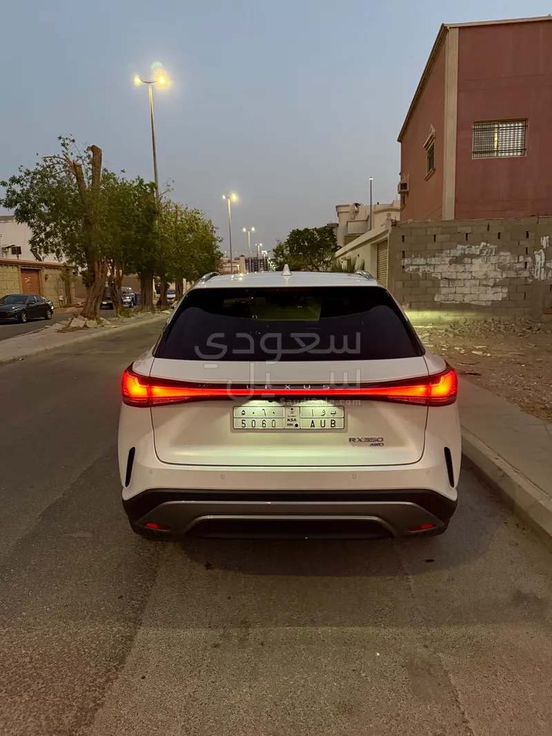 2024 لكزس أر إكس 350