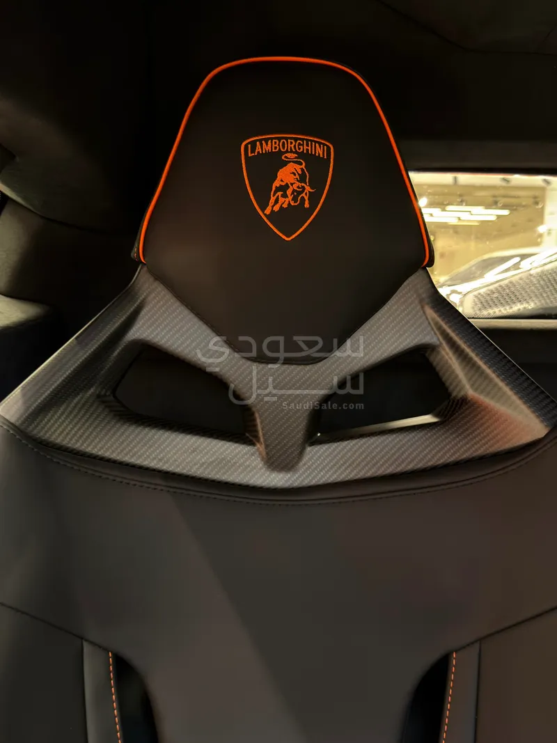 2025 لمبرجيني ريفويلتو