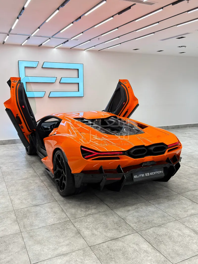 2025 لمبرجيني ريفويلتو