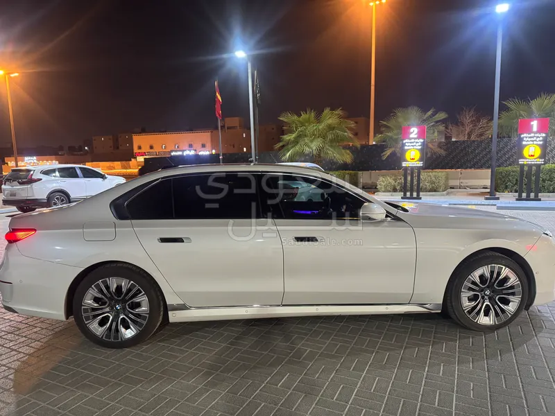 2023 بي ام دبليو الفئة السابعة 735أي