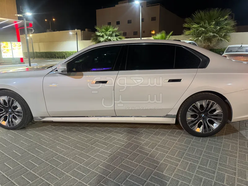 2023 بي ام دبليو الفئة السابعة 735أي