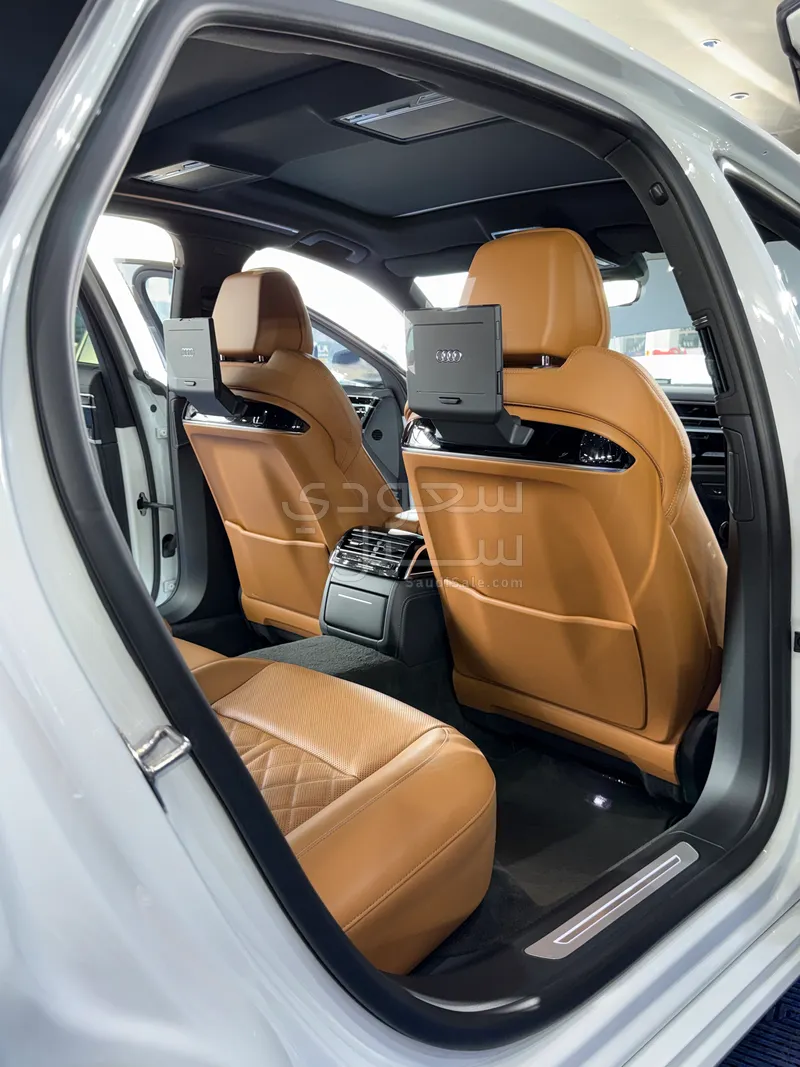 2023 اودي اي 8 ال 55تي اف اس أي
