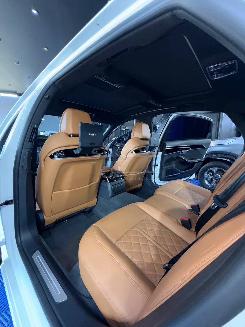 2023 اودي اي 8 ال 55تي اف اس أي