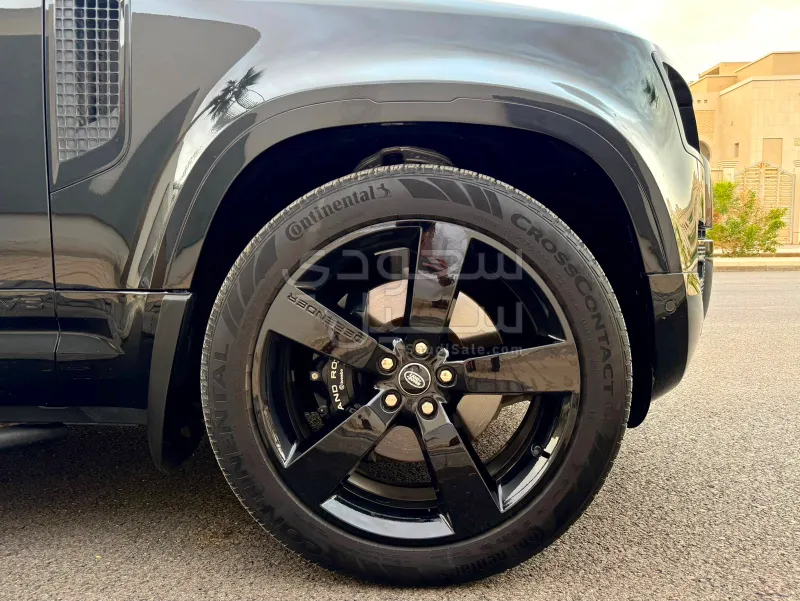 2025 لاند روفر ديفيندر V8 P525 ادشن