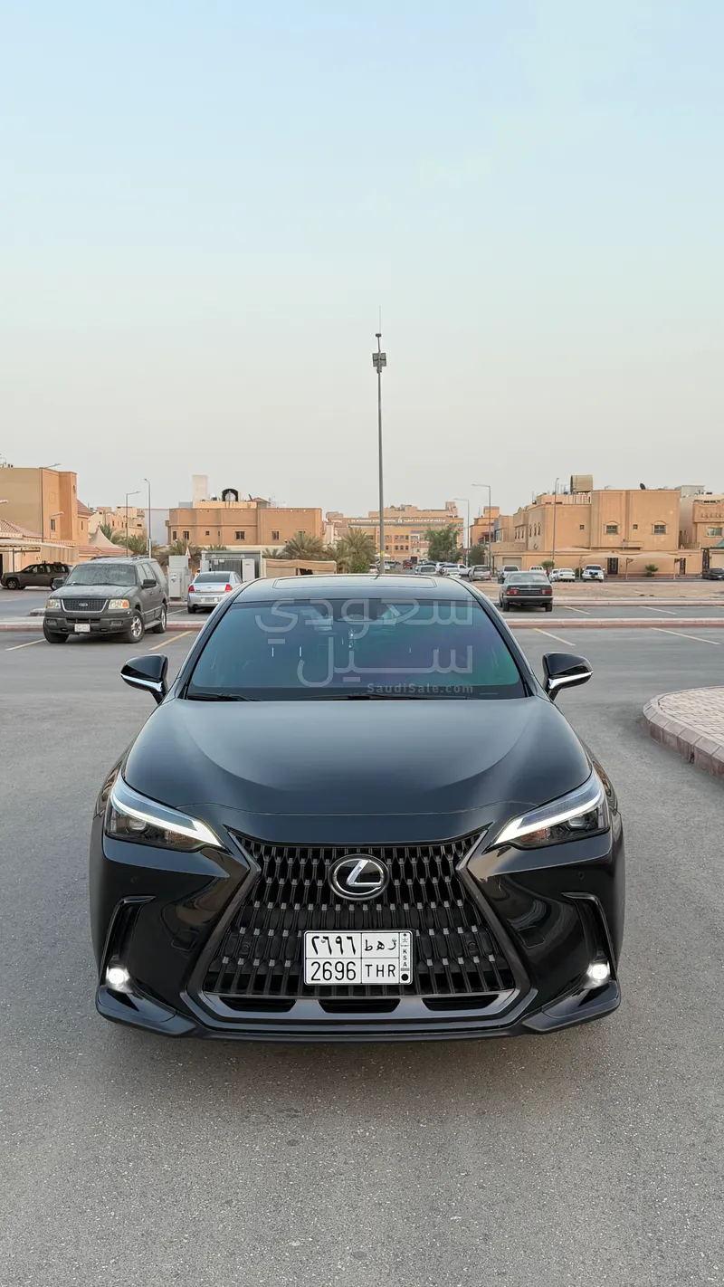 2025 لكزس إن إكس 350