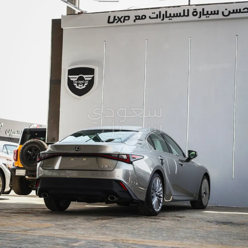2025 لكزس آي إس 350