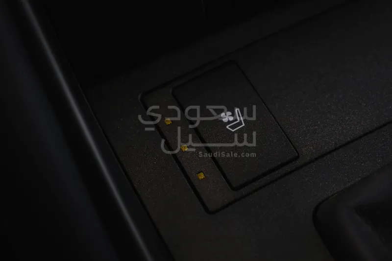 2025 لكزس آي إس 350
