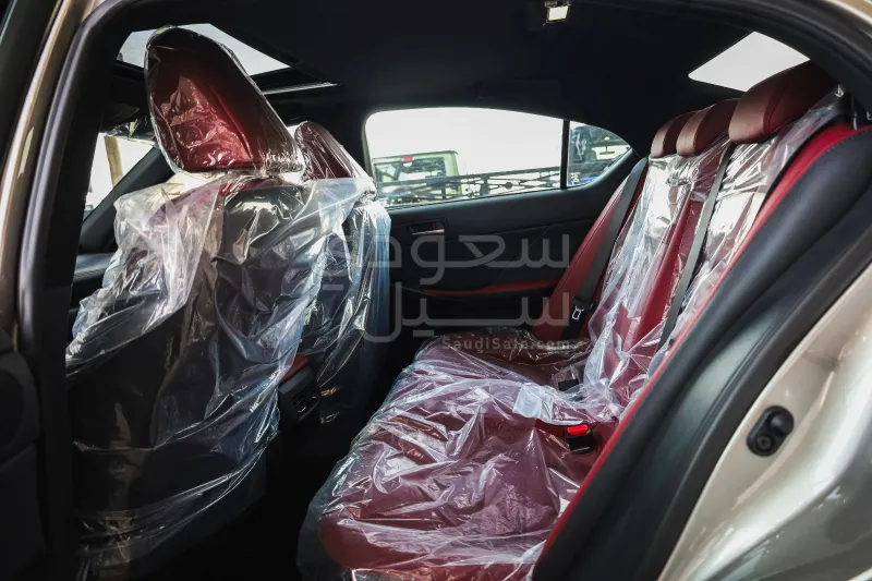 2025 لكزس آي إس 350