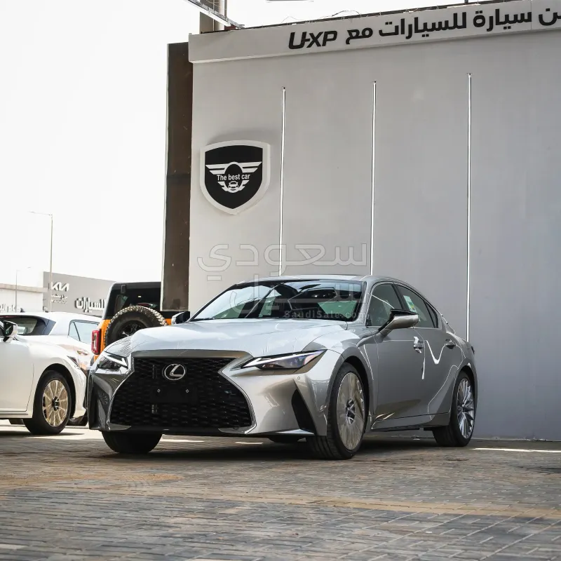 2025 لكزس آي إس 350