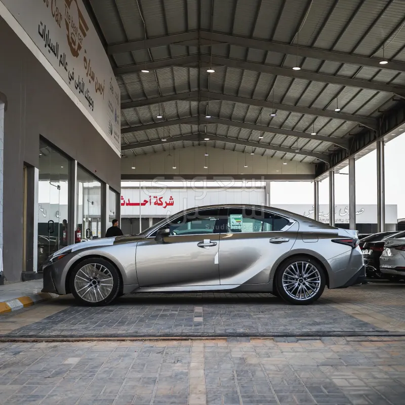 2025 لكزس آي إس 350