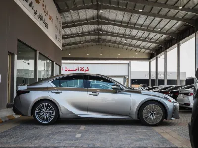 2025 لكزس آي إس 350