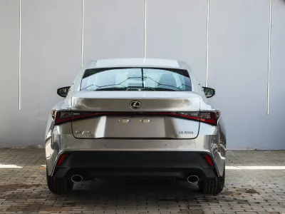 2025 لكزس آي إس 350