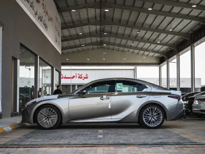 2025 لكزس آي إس 350