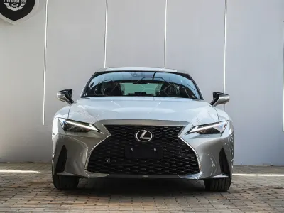 2025 لكزس آي إس 350