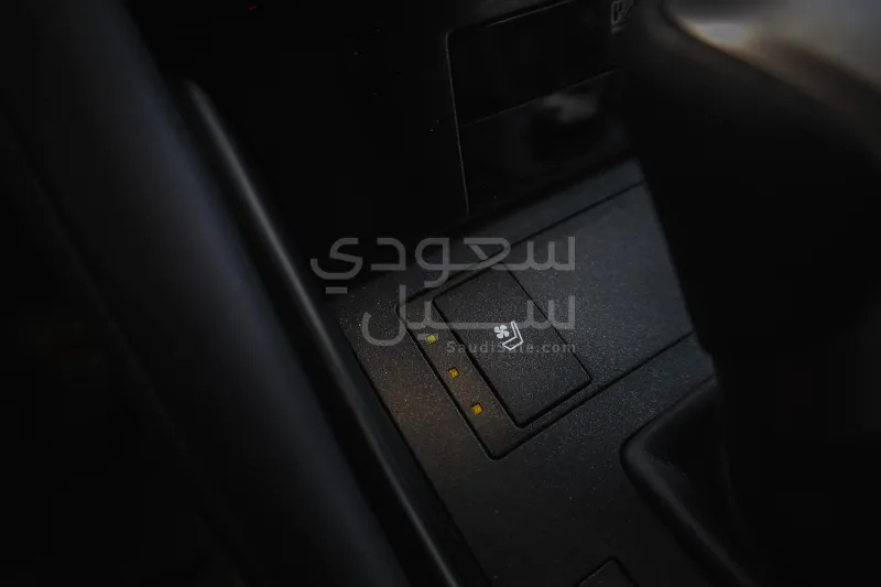 2025 لكزس آي إس 350