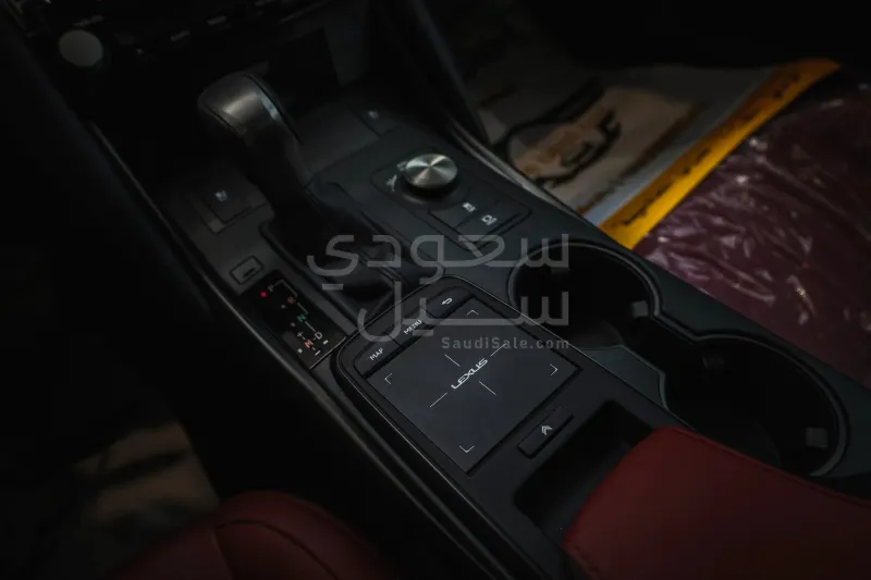 2025 لكزس آي إس 350