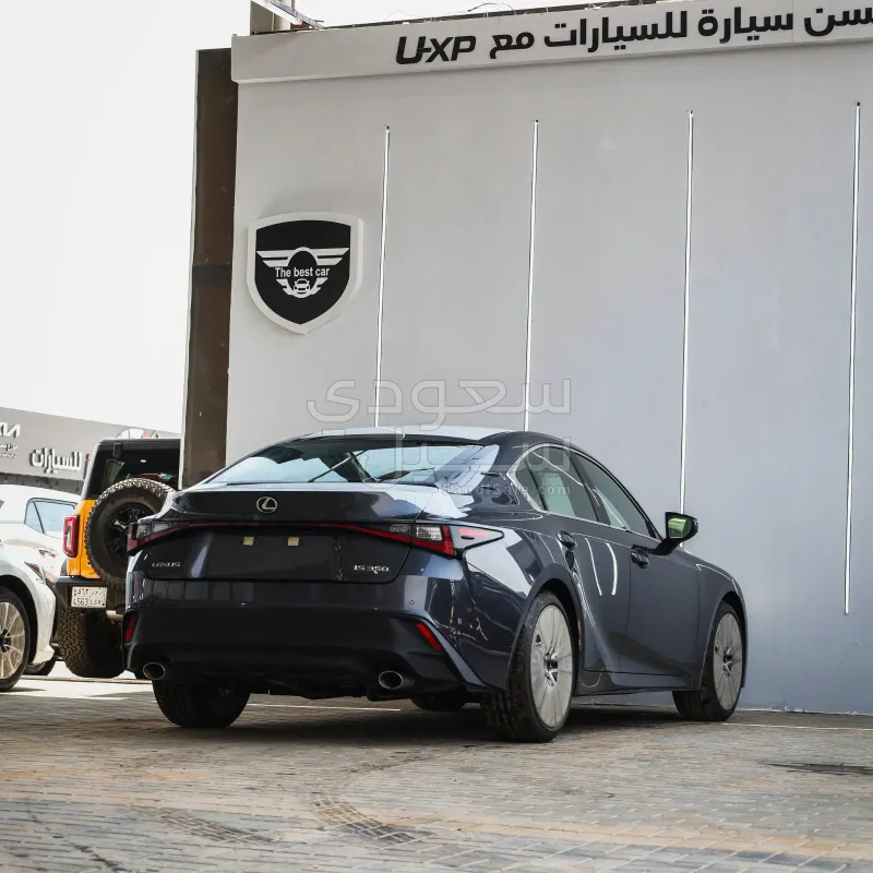 2025 لكزس آي إس 350
