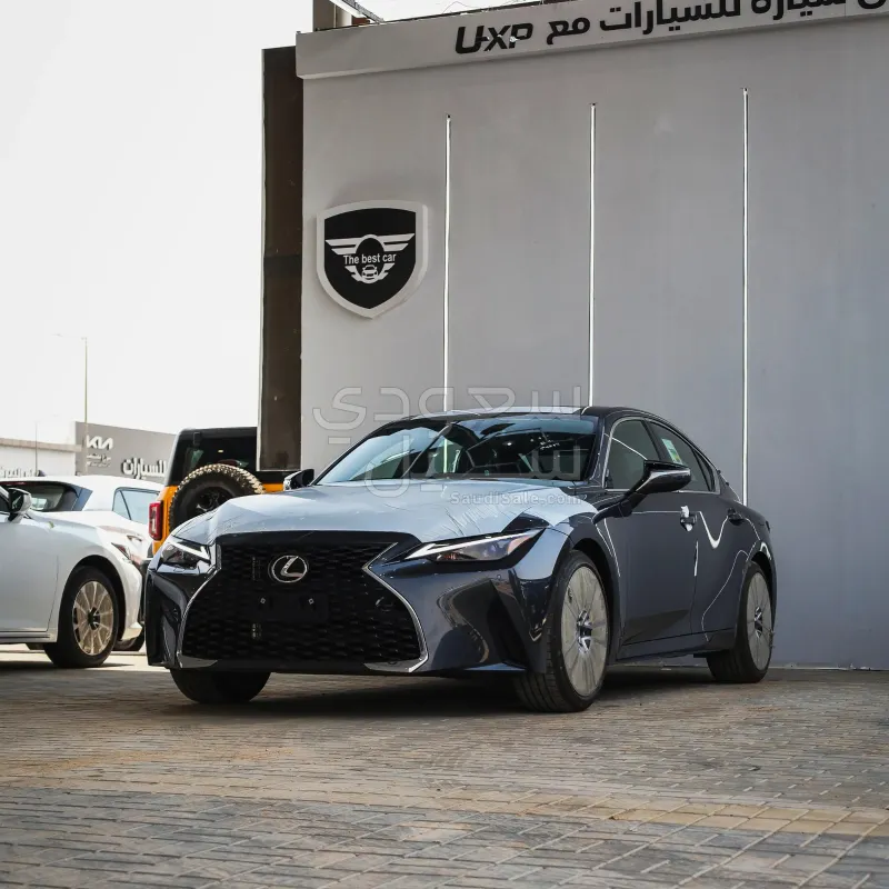 2025 لكزس آي إس 350