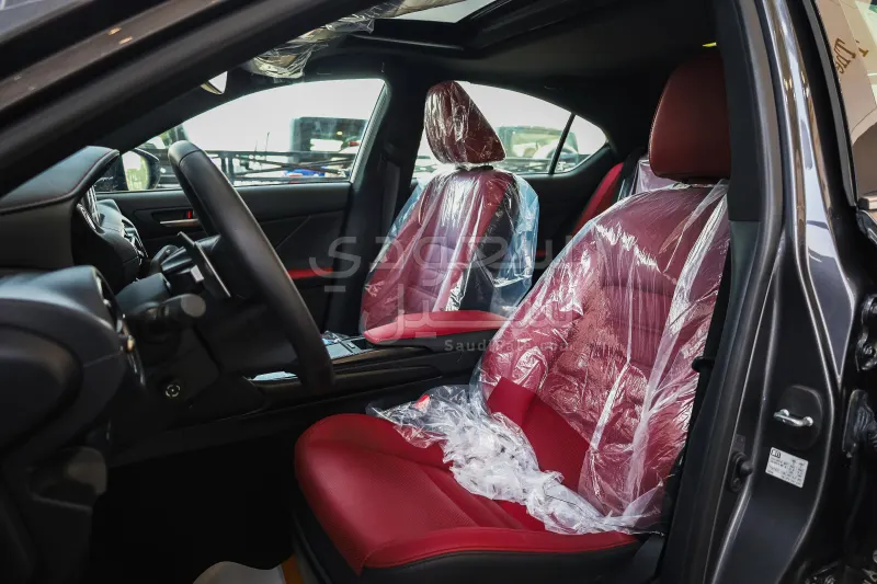 2025 لكزس آي إس 350