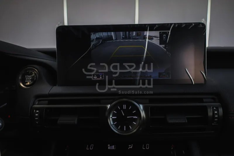 2025 لكزس آي إس 350