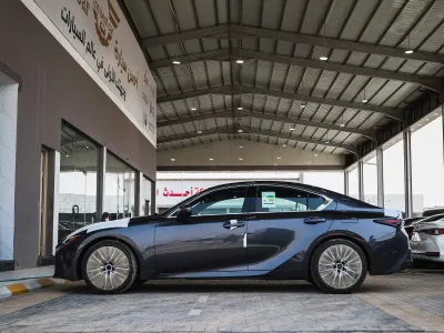 2025 لكزس آي إس 350