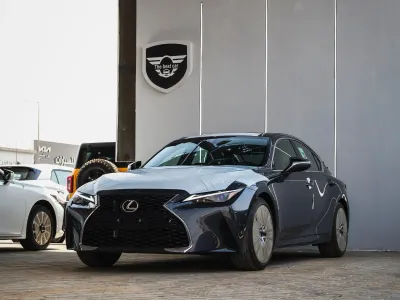 2025 لكزس آي إس 350