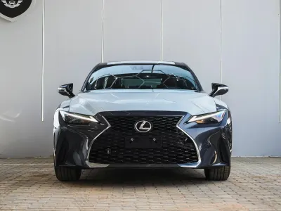 2025 لكزس آي إس 350