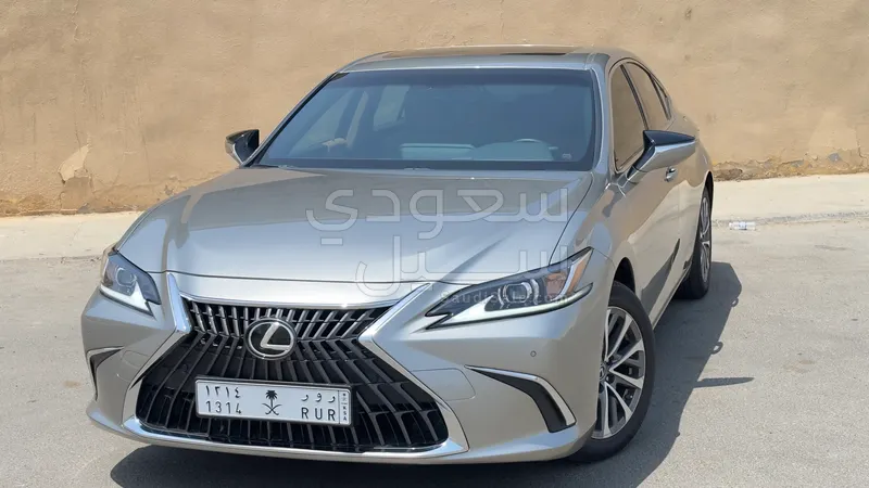 2025 لكزس إي إس 300 هايبرد