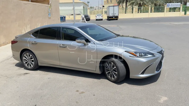 2025 لكزس إي إس 300 هايبرد