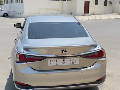 2025 لكزس إي إس 300 هايبرد